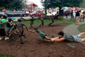 как правильно фоткаться с памятниками))))