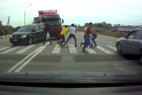 Грузовик раздавил толпу людей