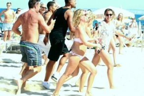 Уилл Смит и фанатка на пляже Ибицы