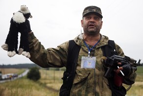 Журналисты мародерствуют на обломках "Боинга 777"