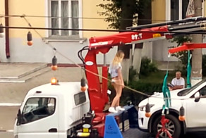 Прикол - девушка устроила стриптиз на эвакуаторе