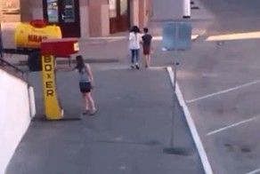 Девушка против уличного боксера-автомата