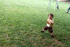 Мальчик заводит толпу