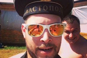 Люди в тельняшках