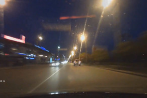 Девушка выбежала на дорогу