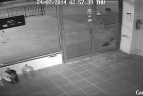 Грабитель врезался в стекло