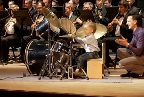 Талантливый трехлетний барабанщик