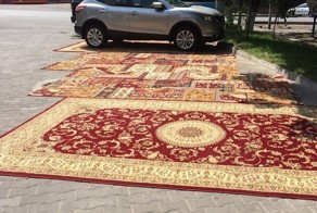 Ковровая парковка у ресторана в Алматы