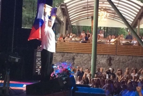 Григорий Лепс вышел на сцену в Юрмале с Российским флагом