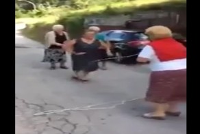 Бабушки прыгают на скакалке