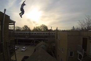 Завораживающий прыжок профессионального каскадера с крыши