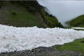 Снежная река в Австрии