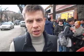 Это наша страна, мы здесь сами разберемся! Херак по морде! Разобрались