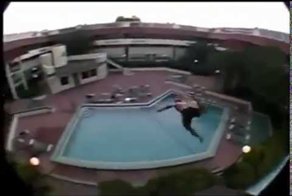 Сумасшедший экстремал прыгает