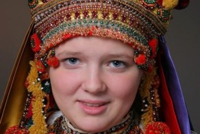 Девушки в национальных костюмах