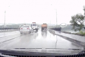 Поскользнулся на рельсах