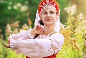 Девушки в национальных костюмах республик бывшего СССР