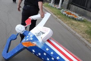 Гробочеловек появился у посольства США!