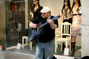 Уличный музыкант из Швеции