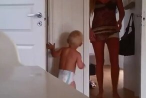 Мама укладывает близнецов