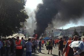 На Майдане начались столкновения между активистами и силовиками