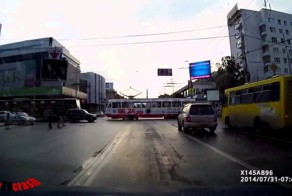 Несколько подборок автоаварий за август