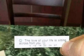 Люди, относящиеся к своему одиночеству с юмором