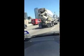 Вот что происходит с теми, кто подрезает цементовозам
