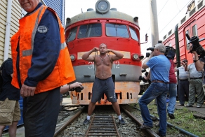 Спортсмен сдвинул с места электропоезд весом 120 тонн