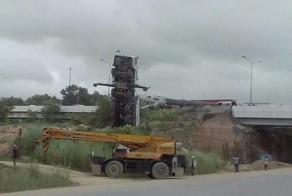 Автокран упал на автомобили