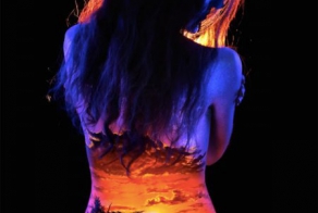 Мистический боди-арт на женских телах люминесцентными красками