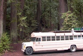 Уютный домик из школьного автобуса (8 фото)