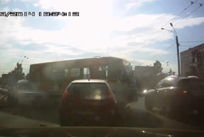 В СПб автобус пролетел на красный