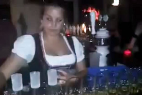 Супер девушка-бармен