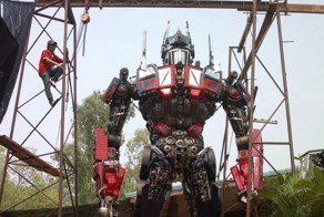 Оптимус Прайм из автомобильных запчастей