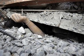 Строитель чудом выжил под обломками здания