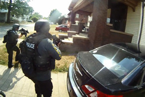 SWAT захватывает дом