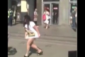 Интересное и веселое видео (Пьяная и полуголая Лолита у метро)