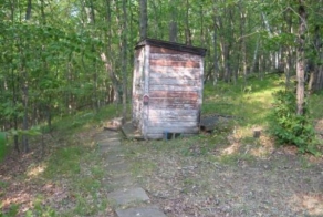 Сортир в лесу