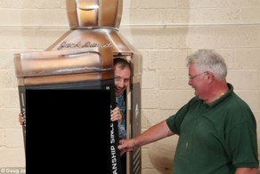 Гроб в форме бутылки виски