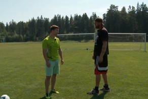 Что бывает, если выпустить боксера-тяжеловеса на футбольное поле