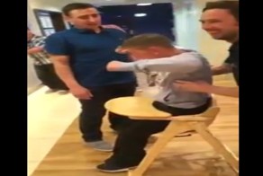 Застрял в детском стуле