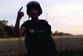 Боец карательных войск наемник "Доберман" бравирует перед казнью пленн