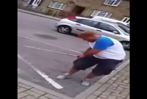 Парень взорвал петарду в кармане шорт