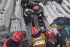 Спасение ребенка зажатого бетонными шпалами