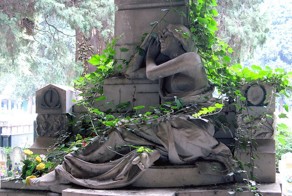 Кладбище монументов