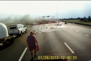 Водитель грузовика спас бабушку и ребенка из горящего автомобиля