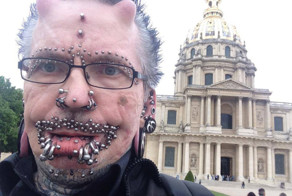 Немца c пирсингом не пустили в Дубай