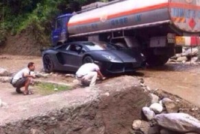 В Китае Lamborghini Aventador застрял в грязи