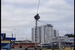 В Ростове-на-Дону  мужчина решил использовать столб для суицида